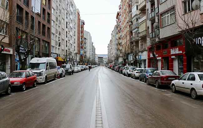 Sakarya Caddesi, sokağa çıkma kısıtlamasıyla boş kaldı.