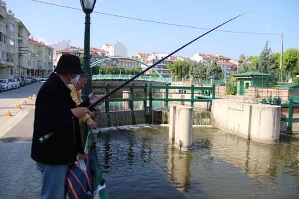 Zengin balık çeşitliliğine sahip çayda vatandaşlar yasaksız cumartesi gününde balık keyfi yaptı.