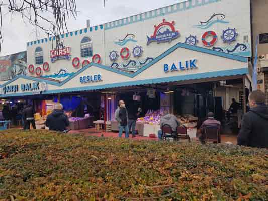 Korona virüs sebebiyle Türkiye genelinde uygulanan sokağa çıkma kısıtlaması nedeniyle vatandaşlar gün boyu evlerinin yakınlarında bulunan işletmelerde alışverişlerine devam etti.