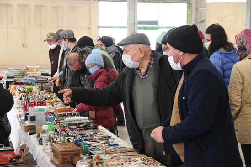Sabahın erken saatlerinde açılan pazarı her yaştan çok sayıda kişi ziyaret etti. 