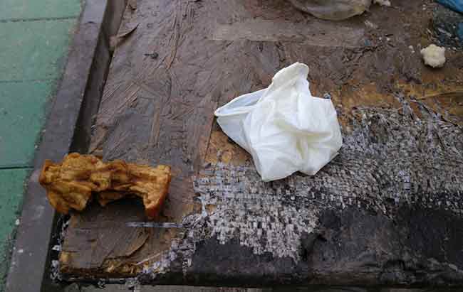 Eskişehir’de ise bazı duyarsız kişilerin bu ürünleri kullandıktan sonra çöp yerine kaldırım ve yollara attıkları gözlendi.