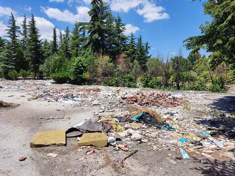 Gazipaşa Mahallesi’nde yıkılmadan önce Sabiha Gökçen Mesleki ve Teknik Anadolu Lisesi’nin bulunduğu araziye kimliği belirsiz kişilerce moloz ve çöp dökülüyor.