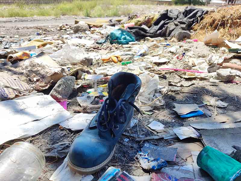 Moloz ve çöplerin hem çevreyi kirlettiğini hem de görüntü kirliliğine sebep olduğunu söyleyen vatandaşlar, yetkililerden çözüm bekliyor.