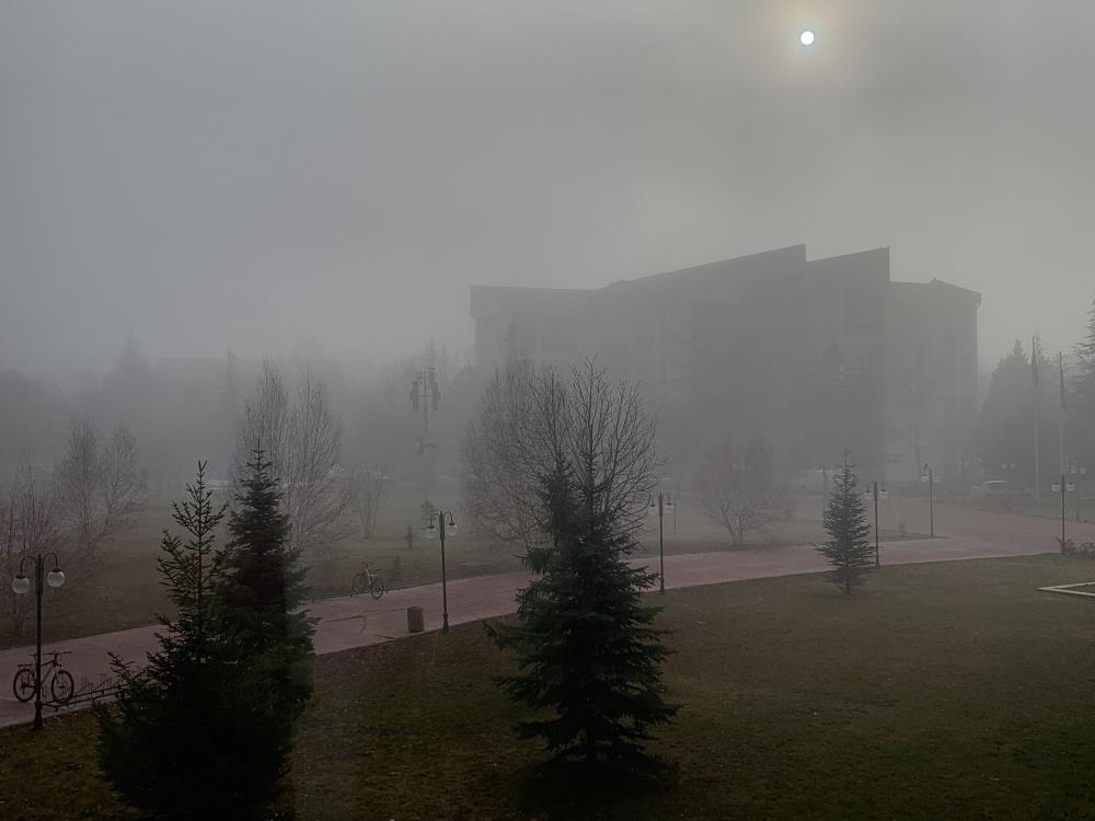 Anadolu Üniversitesi’nin eşsiz manzaraları sis ile birleşince seyir zevki yüksek görüntüler oluştu. 