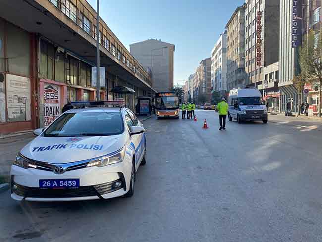 Eskişehir'in Yunus Emre Caddesinde yapılan kontrollerde bir çok otobüs ve dolmuş durduruldu.
