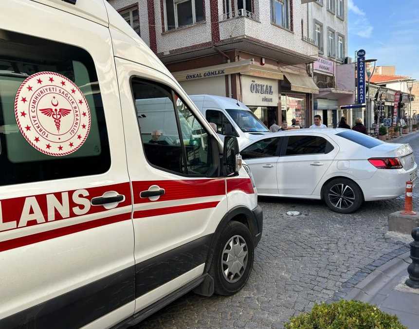 Eskişehir'de yürürken kaldırıma takılarak düşen yaşlı bir adama müdahale için yola çıkan ambulans yoğun trafik sebebiyle olay yerine güçlükle ulaşım sağladı.