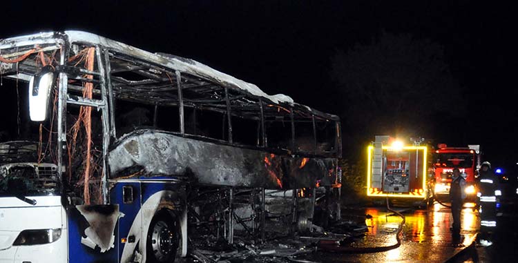 Eskişehir'de seyir halindeyken yangın çıkan yolcu otobüsü kullanılamaz hale geldi.