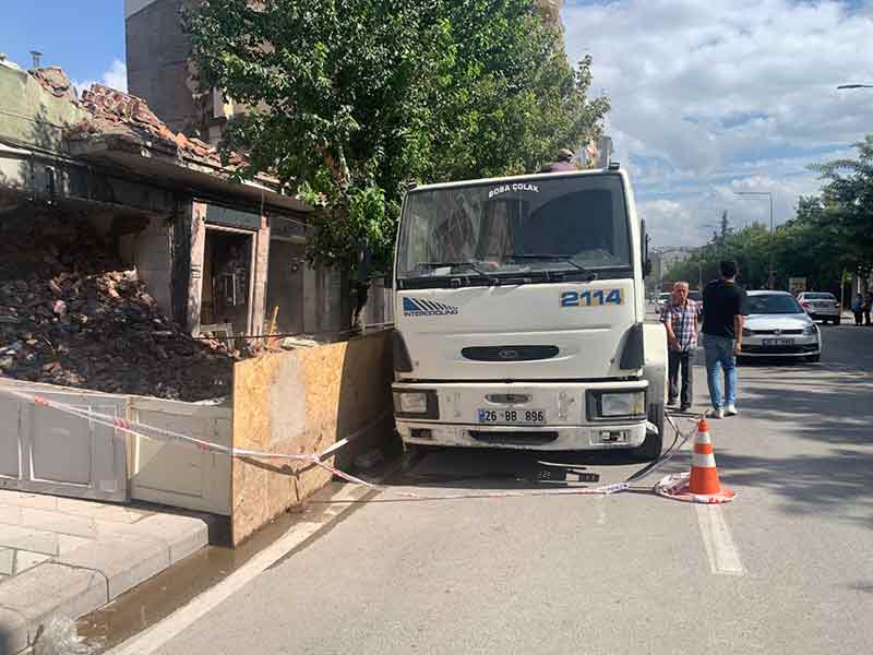 Eskişehir’de hem araç hem de yaya trafiğinin oldukça yoğun olduğu Mustafa Kemal Atatürk Caddesi üzerinde bir binanın yıkım çalışmaları, vatandaşı mağdur ediyor.