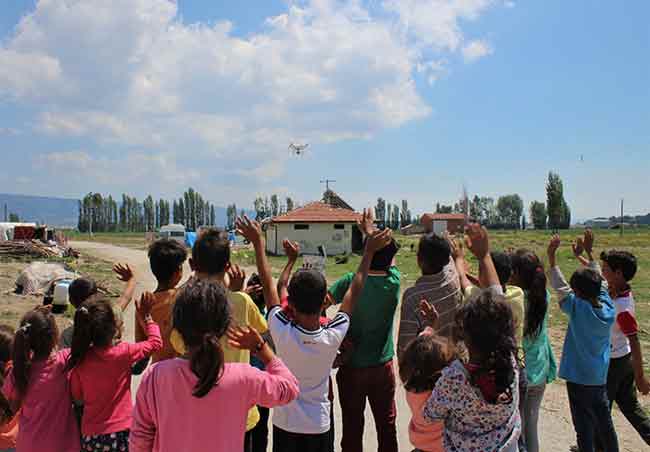 Şanlıurfa’dan gelerek Eskişehir’de tarlalarda çalışan ailelerin çocukları gün boyu kaldıkları çadırların çevresinde oyunlar oynuyor. 