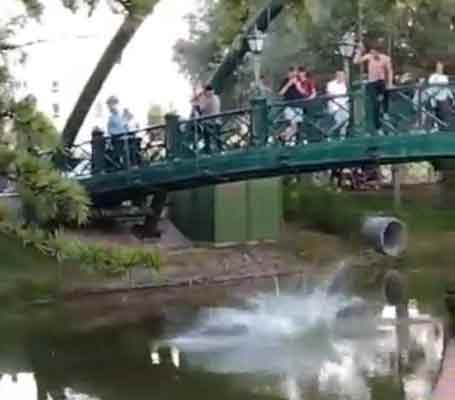 Kanlıkavak Parkı’nda bulunan yaya köprüsünden çaya atlayan çocukları bir vatandaş cep telefonu kamerası ile kaydetti. 