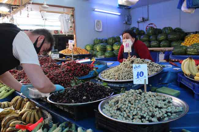 Eskişehir kapalı pazardaki manav tezgâhında çalışan Şükriye Kubaş, “Meyvelerin fiyatı geçen haftalardan çok düştü...