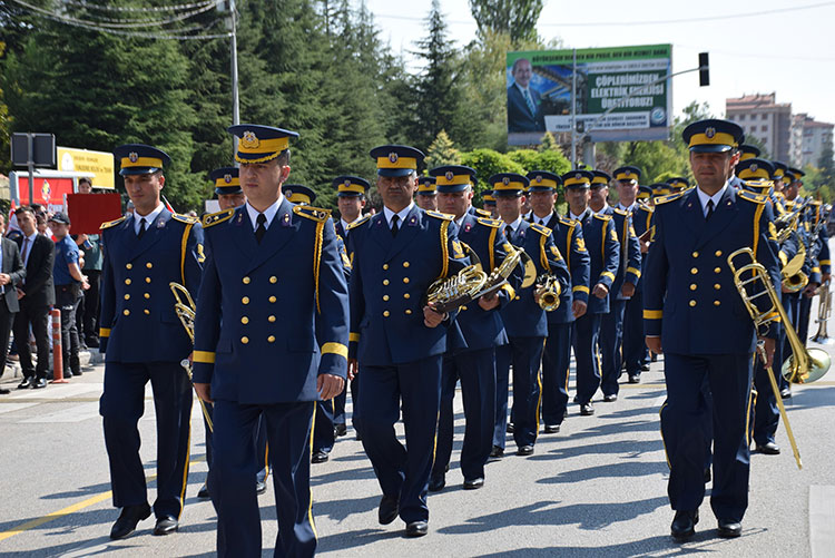 Tüm Türkiye’de olduğu gibi Eskişehir’de de 30 Ağustos Zafer Bayramı kutlandı. Atatürk Bulvarı’nda gerçekleştirilen tören, saygı duruşunda bulunulması ve İstiklal Marşı’nın okunması ile başlarken öğrencilerin halk oyunu gösterileri ile devam etti.