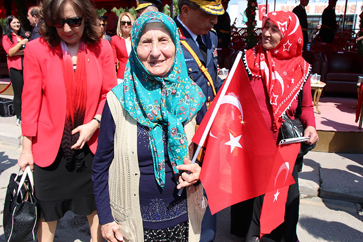 Atatürk Bulvarı üzerinde kurulan kutlama alanında heyet, törene katılan vatandaşları ve protokolü selamlayarak Zafer Bayramını kutladı.