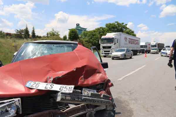 En arkadan gelen İsmail Güngör idaresindeki 26 ES 858 plakalı otomobil ise duramayarak öndeki araca çarptı. Kaza sonucu araçlarda maddi hasar meydana gelirken, 7 kişi yaralandı.