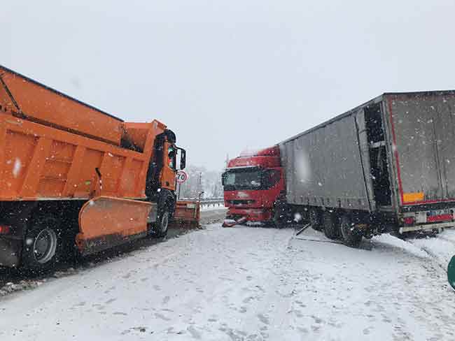 Kütahya-Eskişehir karayolu üzerinde kar yağışının etkisini artırması üzerine bir tırın da karıştığı zincirleme trafik kazası meydana geldi.