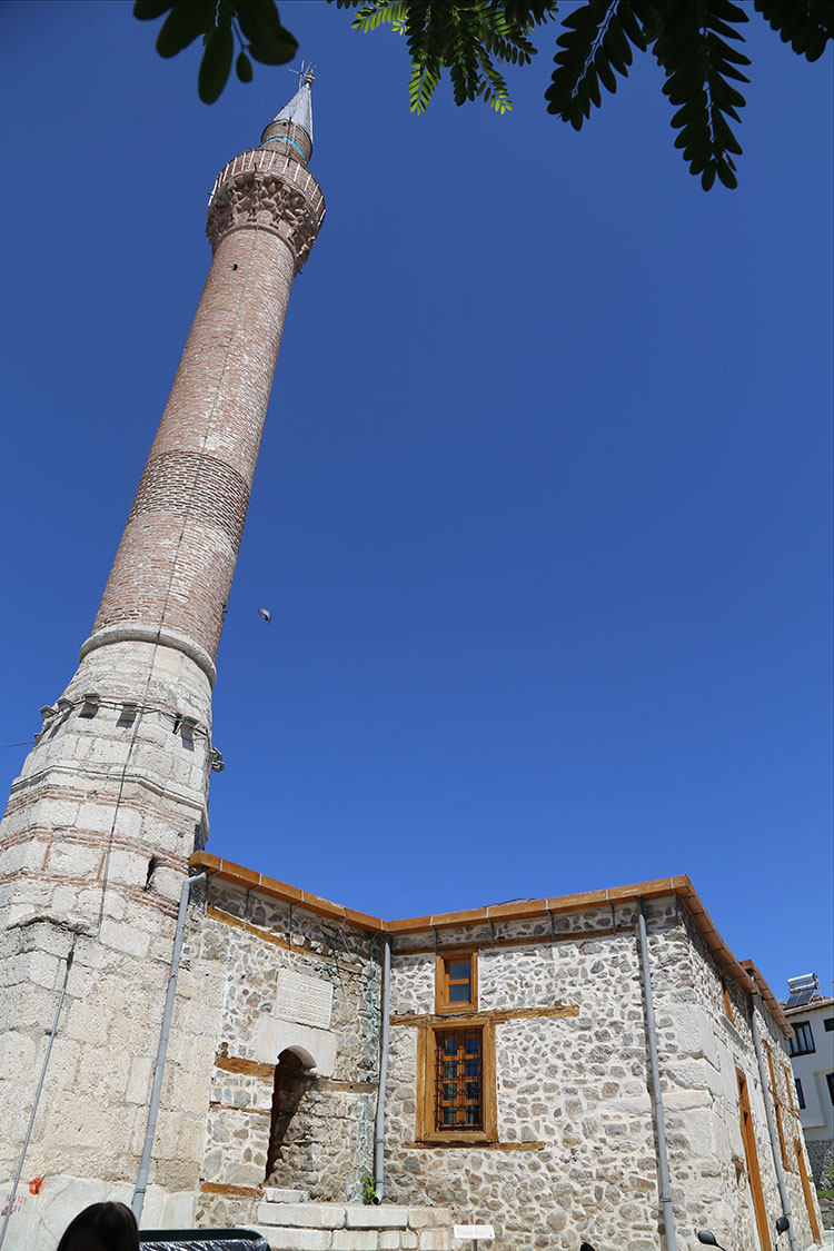 Anadolu'nun en büyük ahşap direkli camilerinden olan, Sivrihisar Belediyesinin yaptığı başvuru sonrası 2016'da UNESCO Dünya Mirası Geçici Listesine eklenen Ulu Cami, 786 yıldır ihtişamını kaybetmeden ayakta duruyor.