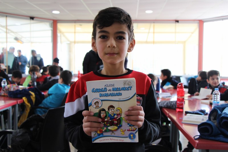 Eskişehir Sağlıkspor Futbol Okulu’nda, her antrenman öncesi düzenlenen kitap okuma etkinlikleri ile genç sporcuların okuma alışkanlıkları da gelişiyor. 