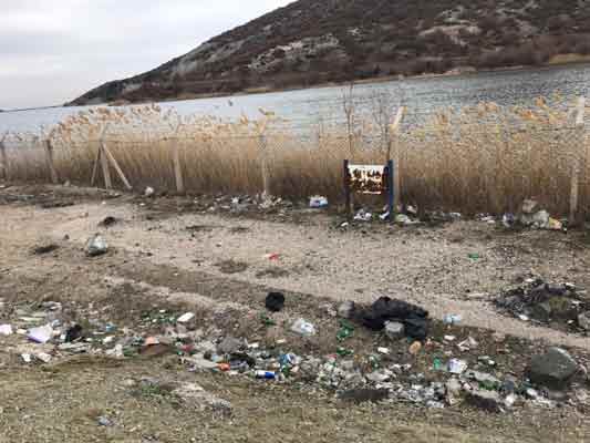 Duyarsız vatandaşlar tarafından atılan çöpler, gölün güzelliğini adeta yok ediyor.