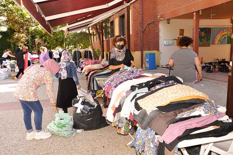 Dernekte kaydı olan 650 aile için kurulan pazarda farklı yaş gruplarına göre kıyafetler, oyuncaklar, ev eşyaları, ayakkabılar, bebek arabaları, yatak, yorgan gibi ihtiyaç duyulabilecek her şey bulunuyor.