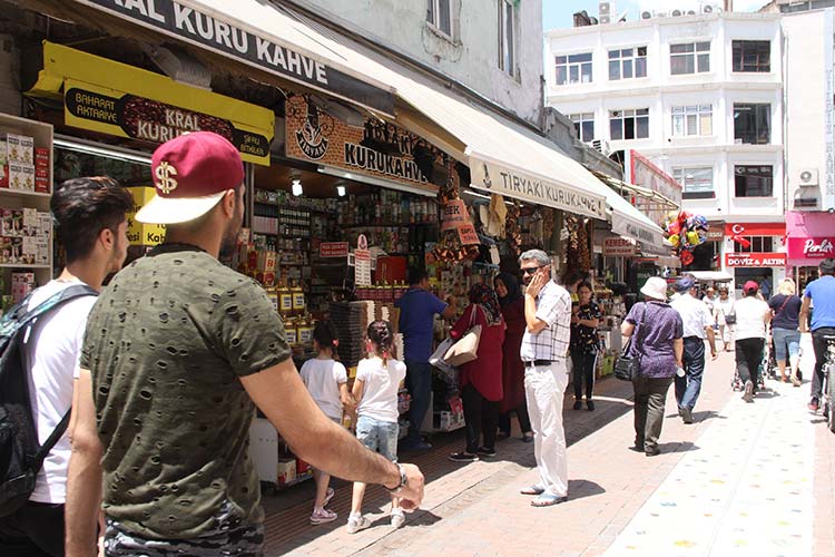 Eskişehir’in tarihi dokularından biri olan Hamamyolu Caddesi, civarında bulunan kahveci esnafının çektiği kuru kahve kokusuyla yoldan geçenleri adeta mest ediyor. 