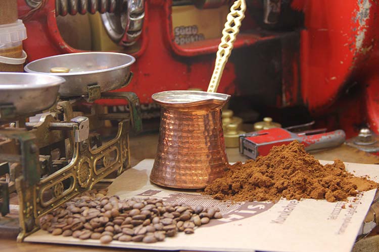 Eskişehir’in tarihi dokularından biri olan Hamamyolu Caddesi, civarında bulunan kahveci esnafının çektiği kuru kahve kokusuyla yoldan geçenleri adeta mest ediyor. 