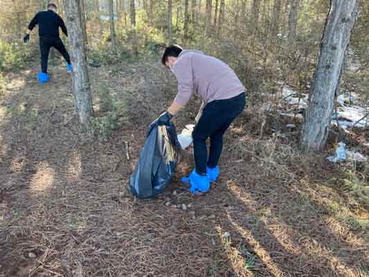 Daha bir ay önce Orman Bölge Müdürlüğü ve gönüllü STK' ların işbirliği ile temizlenen ormanlık alan kısa sürede yine çöplerle doldu.