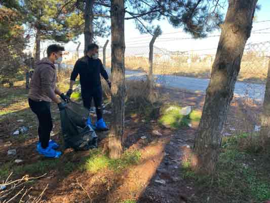 Eskişehir Orman Bölge Müdürlüğünün organizasyonu ile bir araya gelen gençler, eldivenlerini takarak mıntıka temizliği yaptı.