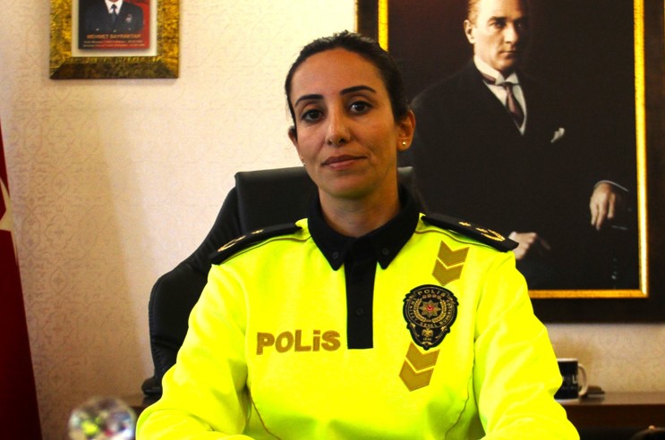 Polis olmayı çocukluğundan beri istediğini söyleyen Atasoy, “Polis olmaya karar verme sürecim yok. Çocukluktan beri polisliği istiyordum, babamın da polis olması sebebiyle. Hayalim polis olmaktı ve hayalimi yaşıyorum. 6 yıldır Trafik Denetleme Şube Müdürlüğünde görevliyim. 2003 yılında İstanbul’da göreve başladım” dedi.