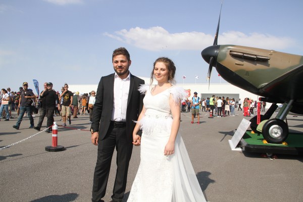 Yakın bir zamanda düğünleri olacağını belirten Türk Hava Yolları personeli Kadir Gürkan, gelin damat fotoğraflarına farklılık katmak için Sivrihisar'a geldiklerini söyledi.