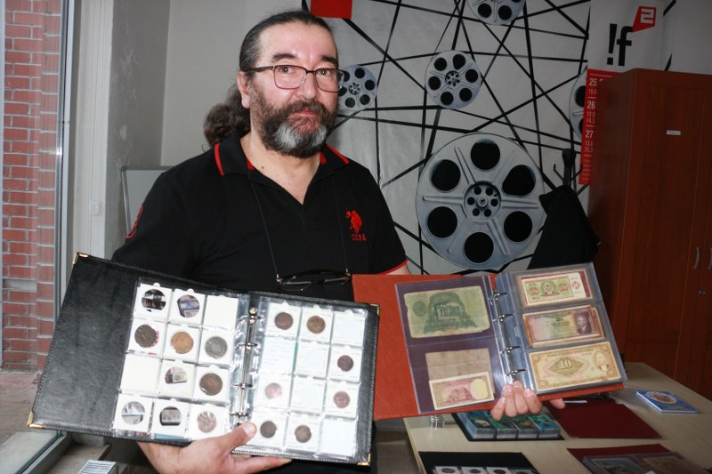 Çocukken yaşadığı maddi imkansızlıklar dolayısıyla eline geçen paraları biriktirmeye başlayan Mustafa Tekmen, aradan geçen 48 yılın ardından büyük bir koleksiyonun sahibi oldu. 