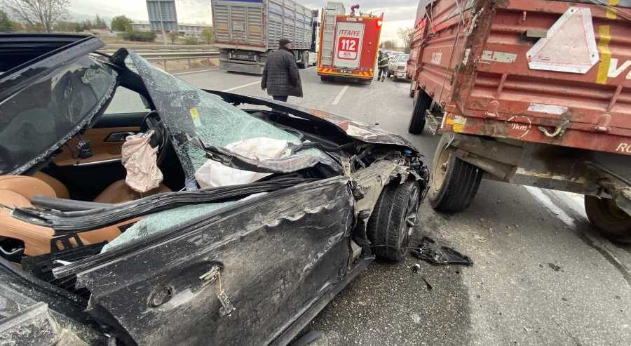 Eskişehir’de pancar yüklü römorka arkadan çarpan aracın sürücüsü yaralandı. İşte kaza yapan lüks otomobilin son hali... 