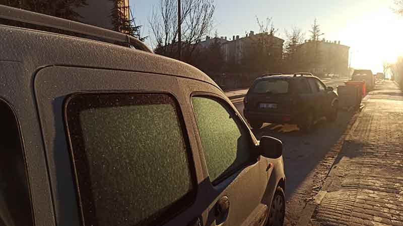 Kar yağışına hasret kalınan Eskişehir'de sabah saatlerinde oluşan kırağıdan dolayı araçların camları buzla kaplanırken, vatandaşlar kayganlaşan kaldırımda yürümekte güçlük çekti.