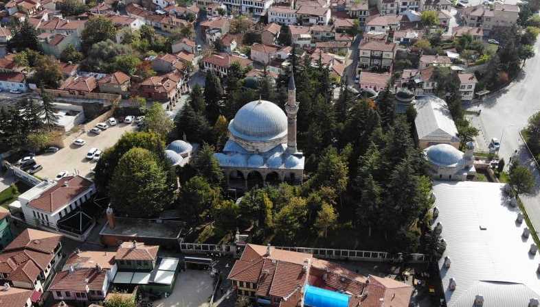 Eskişehir’de Osmanlı Devleti zamanında yapılan Kurşunlu Camisi, yüzyıllardır tarihi yapısını korurken, şehre gelen yerli ve yabancı turistler tarafından büyük ilgi görüyor.