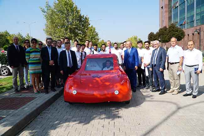30 öğrencinin bir araya gelmesi ile yapılan araca Türkiye’nin ilk yerli otomobili de olan ‘Devrim’ adı verildi.