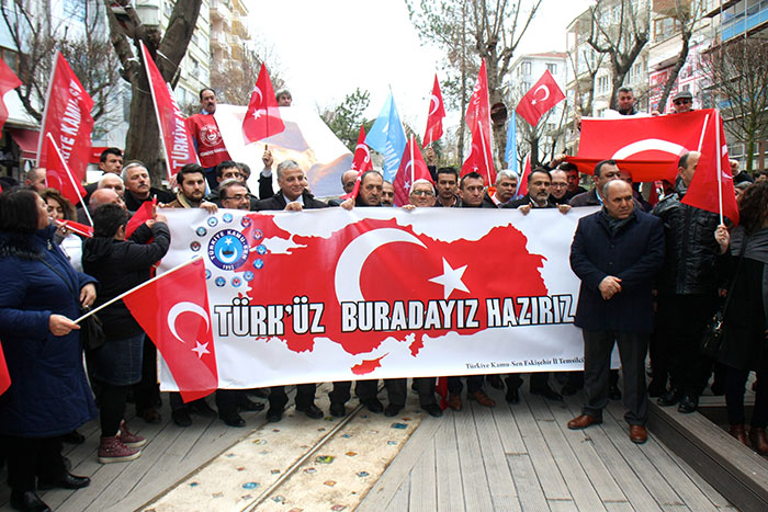 Eskişehir'de Türkiye Kamu-Sen İl Temsilciliği üyeleri, Türk Silahlı Kuvvetleri'nin (TSK) Afrin'de yürüttüğü "Zeytin Dalı Harekatı"na destek verdi.