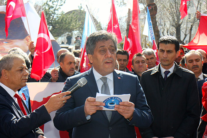 Eskişehir'de Türkiye Kamu-Sen İl Temsilciliği üyeleri, Türk Silahlı Kuvvetleri'nin (TSK) Afrin'de yürüttüğü "Zeytin Dalı Harekatı"na destek verdi.