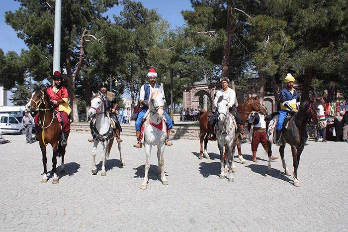 Eskişehir Ertuğrulgazi Atlı Spor Kulübünün 6 üyesi, Ertuğrulgazi'nin türbesinin bulunduğu Bilecik'in Sögüt ilçesine atlarıyla geldi.