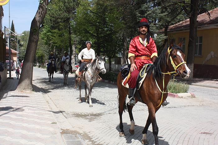 Eskişehir Ertuğrulgazi Atlı Spor Kulübünün 6 üyesi, Ertuğrulgazi'nin türbesinin bulunduğu Bilecik'in Sögüt ilçesine atlarıyla geldi.