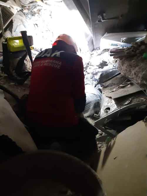  İzmir’de meydana gelen 6,6’lık deprem sonrasında 4 bloğundan 3’ü yan yatan ve çökme tehlikesine karşı iş makineleriyle desteklenen Barış Sitesi enkazından bir aile dramı çıktı.