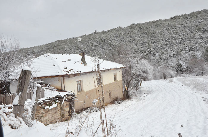 Eskişehir’in merkezinde pek etkili olmayan kar yağışı merkeze bağlı mahalleri ise beyaz örtüye bürürken, ortaya çıkan güzel görüntüler fotoğraflandı.