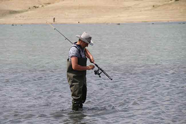 Eskişehir kent merkezine 22 kilometre uzaklıkta bulunan Keskin Barajı, yaz mevsiminde doğa ve balık tutkunlarının hafta sonu durağı oldu.