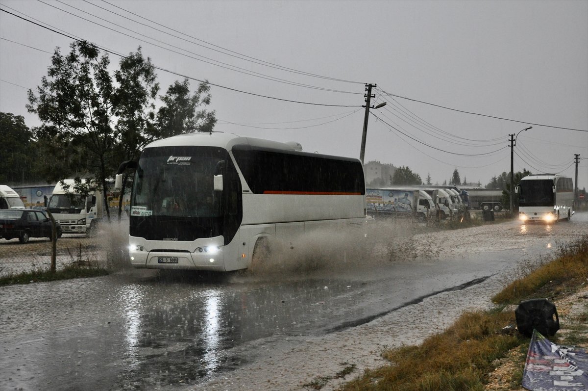 Eskişehir-Ankara kara yolundaki ESTİM Toptancılar Sitesi Kavşağı'nda ise çok sayıda araç, su birikintisi nedeniyle mahsur kaldı. 