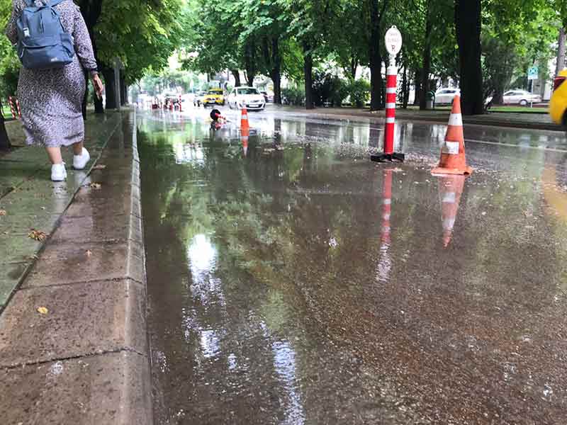 Aniden bastıran sağanak yağış, hazırlıksız yakalanan vatandaşlara zor anlar yaşatırken trafiğin yoğun olduğu bölgelerde uzun kuyrukların oluşmasına neden oldu. Ana caddelerin bazı yerlerinde ise su birikintileri oluştu.