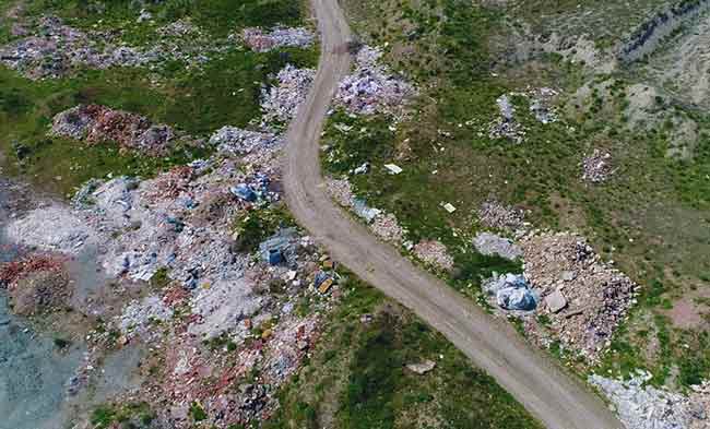 Duruma vatandaşlar büyük tepki gösterirken, drone ile yapılan havadan çekimlerde atıkların hat safhaya ulaştığı görülüyor. Verimli araziler çöplüğe dönüşürken, vatandaşlar yetkilerden yardım bekliyor.