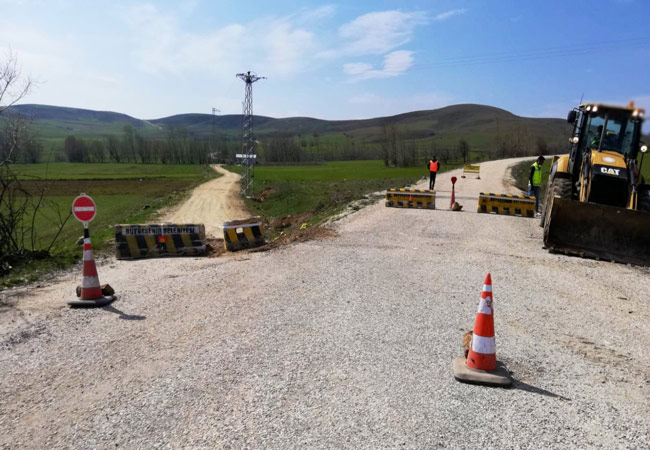 Eskişehir Büyükşehir Belediyesi kente kaçak geçişeri önlemek amacıyla beton bariyerlerle önlem aldı.