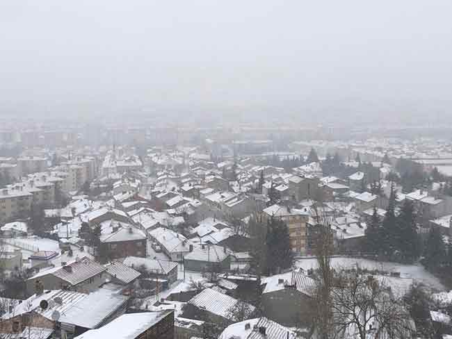 Eskişehir’de sabah saatlerinde başlayan şiddetli fırtına ve kar yağışı, kent merkezi ve yüksek kesimleri etkisi altına aldı
