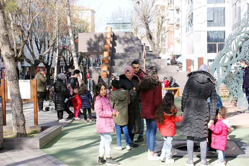 Eskişehir’in ünlü Hamamyolu Caddesinde oluşan kalabalık dikkatlerden kaçmazken, sömestr tatiline yeni giren çocuklar eğlenceleriyle oyun alanlarını şenlendirdi. 