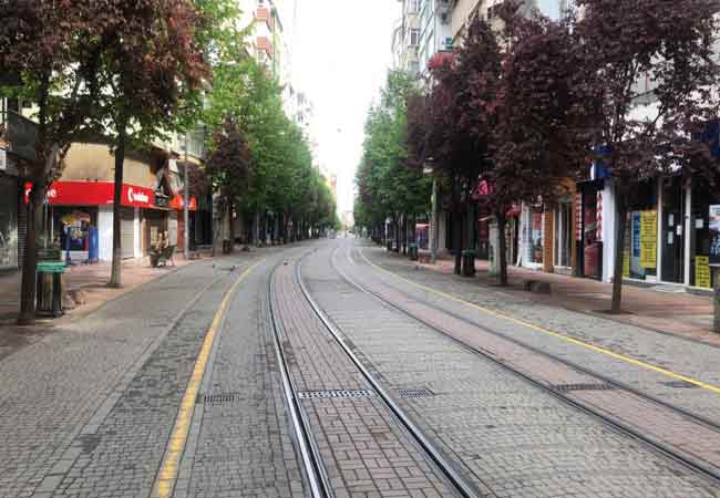 Eskişehir'de salgın öncesi yoğunluğun en çok olduğu İsmet İnönü, İki Eylül ve Ziya Paşa caddeleri başta olmak üzere kent genelinde gün sessiz geçiyor.