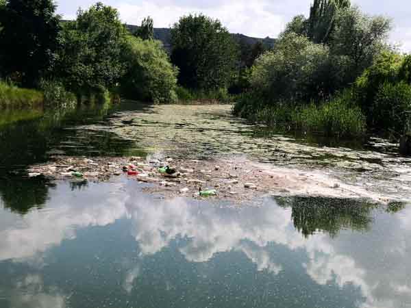 Vatandaşların çöplerini kanala atması ve kanalın temizlenmemesi bölgenin doğal güzelliğine gölge düşürüyor. 