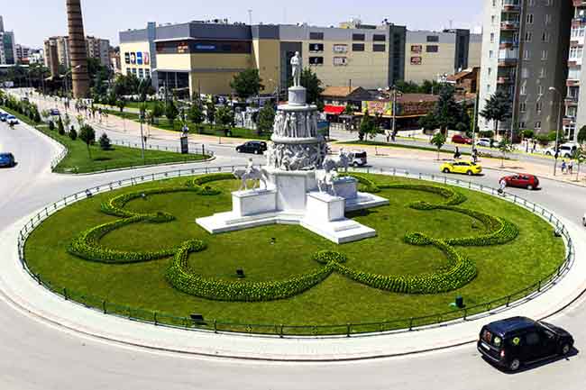 Büyükşehir Belediyesi park ve Bahçeler Dairesi Başkanlığı’na bağlı ekipler, şehrin çeşitli bölgelerini rengârenk çiçeklerle donatmaya başladı.